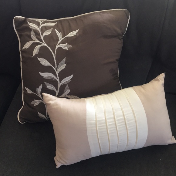 Other - 😍Throw pillows and matching pillow shams